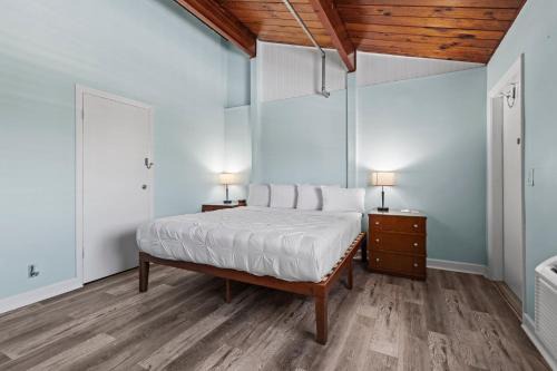 Fort Pierce Casa | Oceanfront Inn Room #15- Inlet View- King Bed