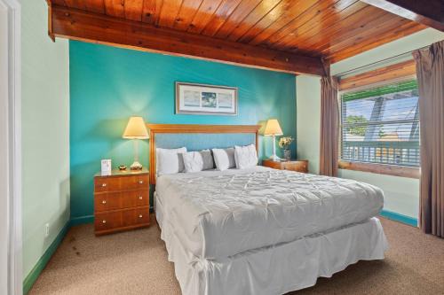 Fort Pierce Casa | Oceanfront Inn Room #7 - Partial Ocean View - King Bed