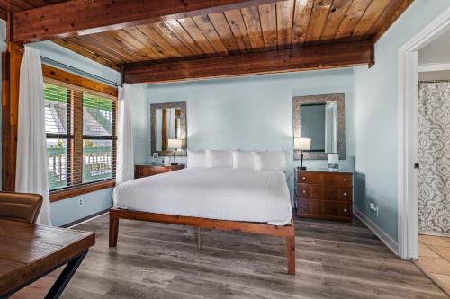 Fort Pierce Hotel | Oceanfront Inn Room #8 - Partial Ocean View - King Bed