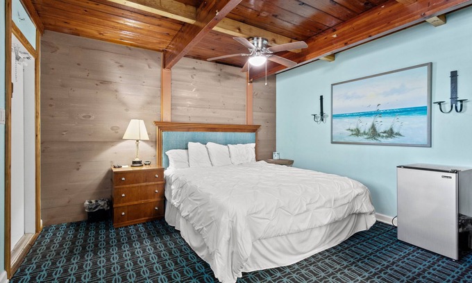 Fort Pierce Hotel | Oceanfront Inn Room #5 - Standard Room - King Bed
