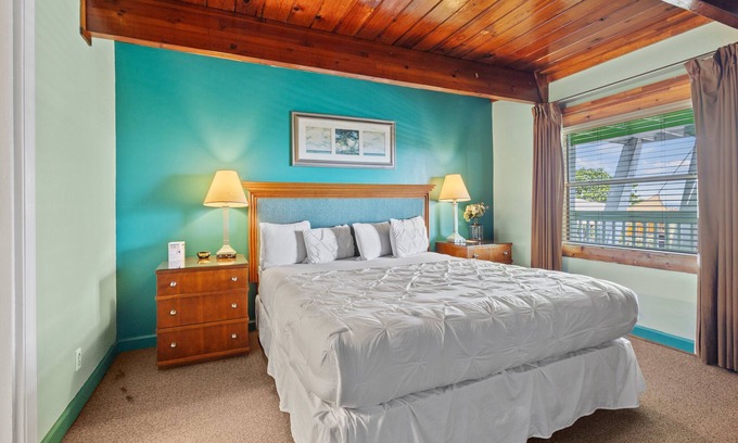 Fort Pierce Hotel | Oceanfront Inn Room #7 - Partial Ocean View - King Bed