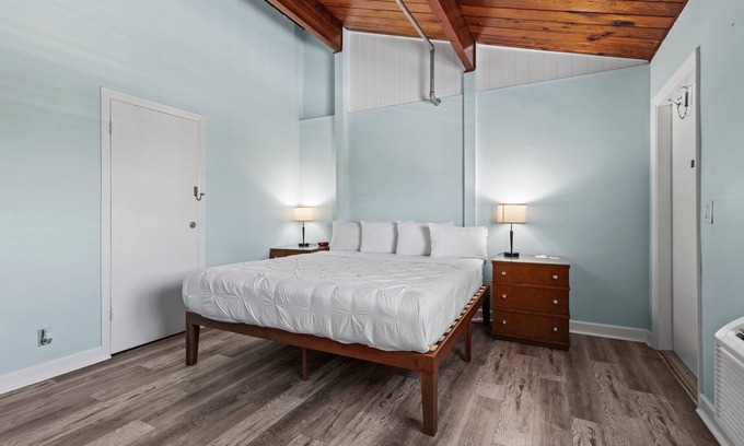 Fort Pierce Hotel | Oceanfront Inn Room #15- Inlet View- King Bed