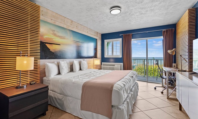 Fort Pierce Hotel | Oceanfront Inn Room #17- Ocean View Balcony, King Bed
