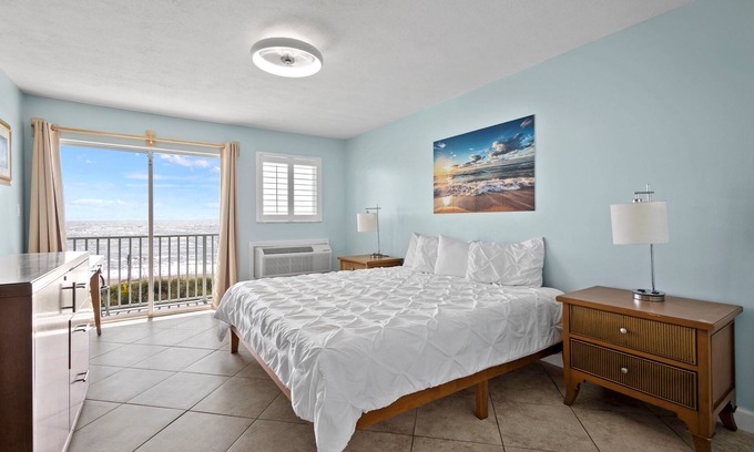 Fort Pierce Hotel | Oceanfront Inn Room #23 - Ocean View Balcony, King Bed