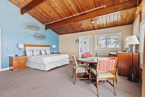 Fort Pierce Hotel | Oceanfront Inn Suite, Ocean and Inlet Views, King Bed, #12