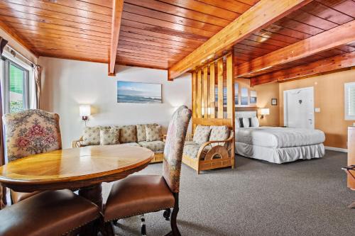 Fort Pierce Casa | Oceanfront Inn Suite #6- King Bed