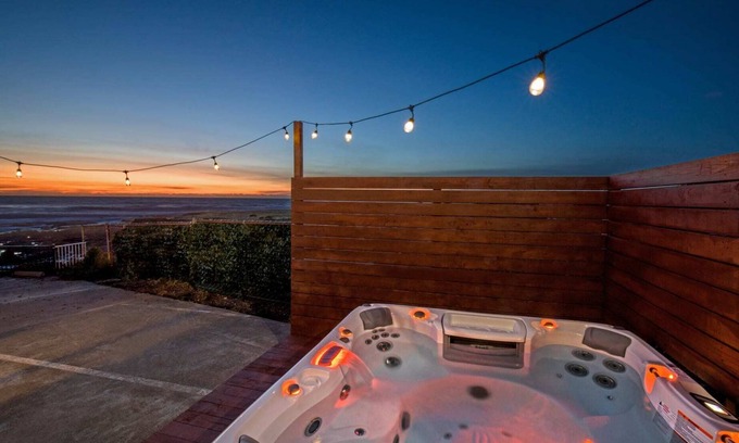 Shelter Cove Casa | Oceanfront King Suite | ADA | Jacuzzi | Rm 2