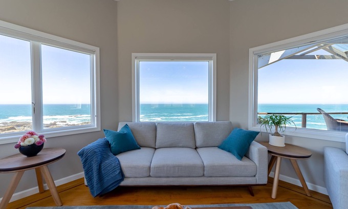 Shelter Cove Casa | Oceanfront Luxurious Home, Pet Friendly, Hot Tub, Fly In and Walk from Airstrip