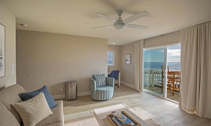 Shelter Cove Casa | Oceanfront Mini Suite | King | Jacuzzi | Rm 5