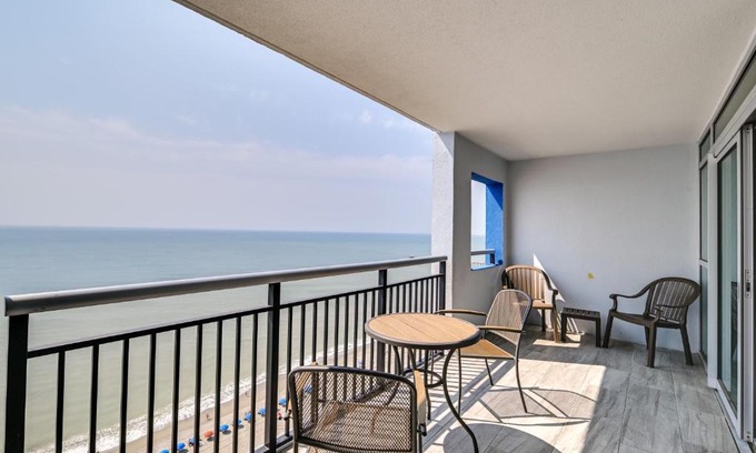 Downtown Myrtle Beach Apartamento | Oceanfront Myrtle Beach Condo with Pools and Hot Tubs