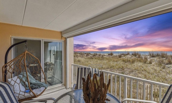 Montego Bay Condominio | Oceanfront nestled in the dunes