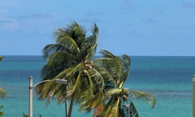 Mediania Alta Complejo | Oceanfront Penthouse, 3 bed/2 bath with Private Terrace & Hot-Tub!! A MUST stay!