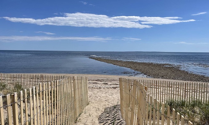Matunuck Cabaña | Frente al mar! Playa privada, moderna, WiFi, HDTV, A / C en nuestro compuesto de 2 cabañas