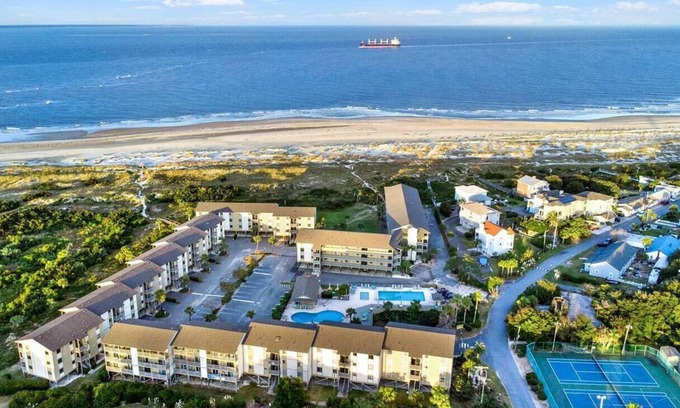 Tybee Island Condominio | Oceanfront Private Getaway - Pool & Balcony
