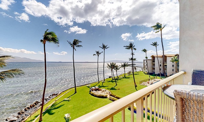 Maalaea Condominio | Oceanfront remodeled condo with panoramic views, pool & grill access, with WiFi