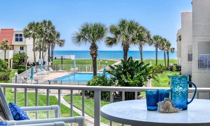 St. Augustine Beach Condominio | Oceanfront! Renovated! Pool & Ocean Views! Steps to Beach, Shops, Restaurants! $300 in Free Tickets!