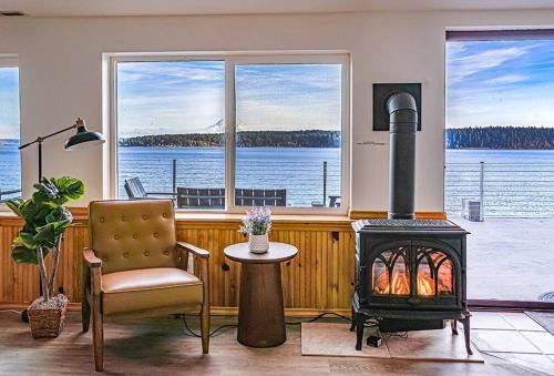 Longbranch Casa | Oceanfront Retreat, Mount Rainier, King bed, Games