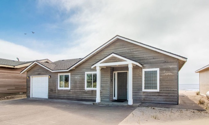 Kiwanda Shores Casa | Oceanfront Serendipity by the Sea #218