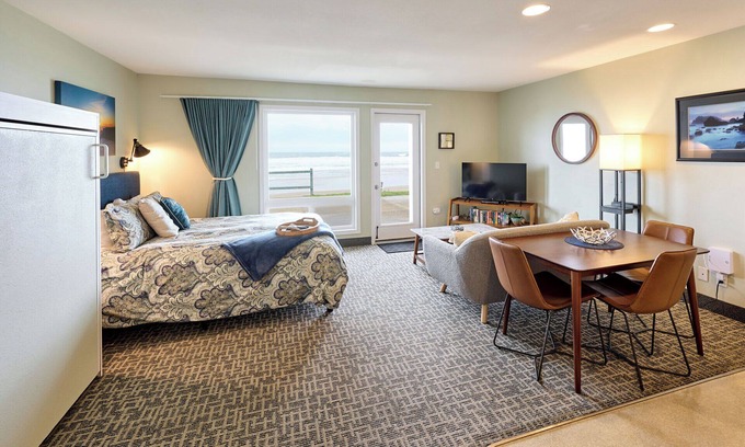 Lincoln City Condominio | Oceanfront Studio - Ground Floor - Sleeps 4