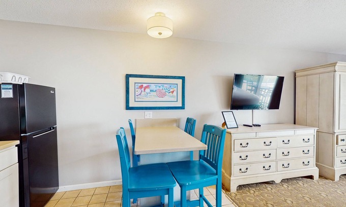 North Truro Apartamento | Oceanfront studio with lovely views, AC & great location - dogs welcome