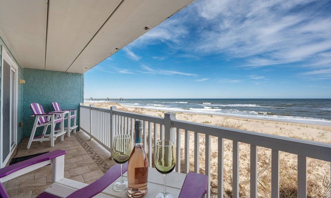 South Nags Head Condominio | Oceanfront, Stunning View, Walk-in Shower, & Pools! Avail 9/13 - 9/20