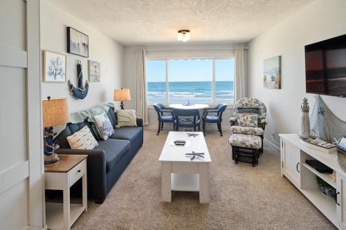 Lincoln City Casa | Oceanfront Suite - Top Floor - Pool and Sauna - Sleeps 6