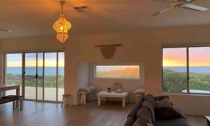 Dongara Casa | Oceanfront Tranquility: Luxe Modern Retreat