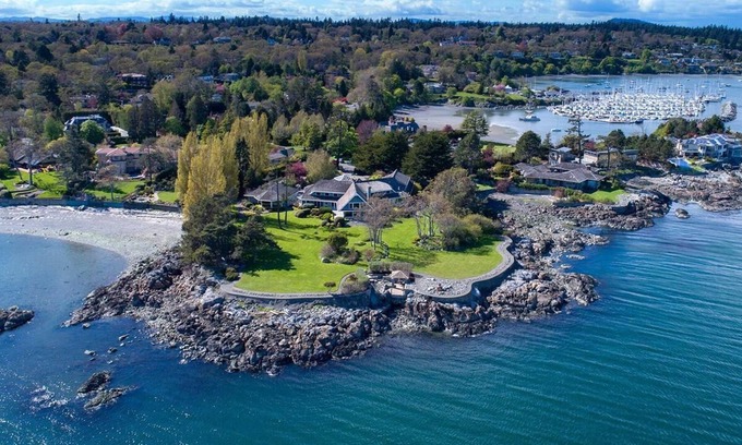Saanich East Casa | Oceanfront Uplands Estate