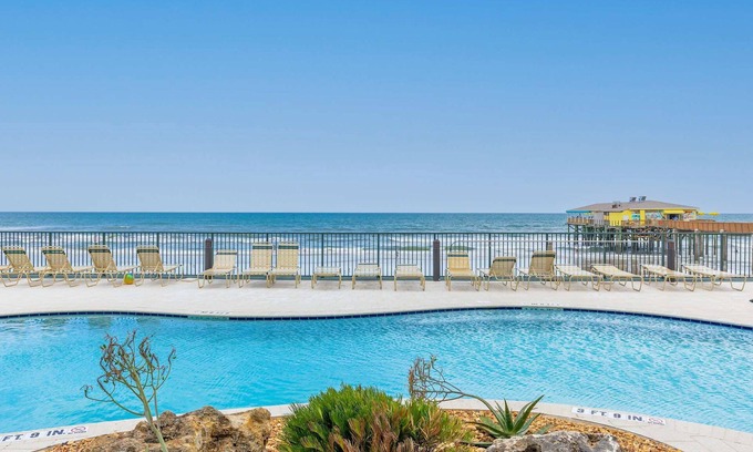 Daytona Beach Shores Apartamento | Oceanfront Apt at Sunglow Resort Seaside Suite