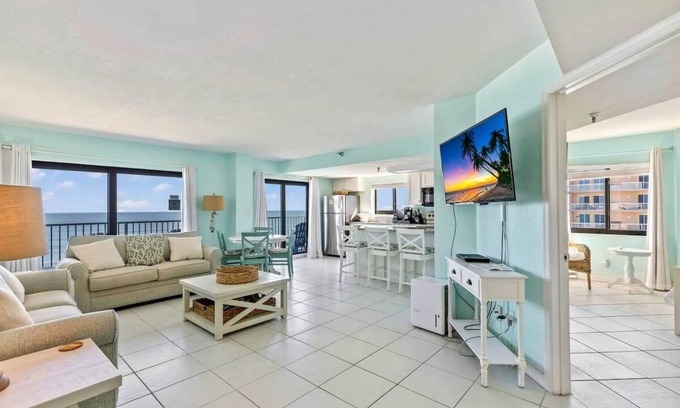 Daytona Beach Shores Apartamento | Oceanfront Penthouse! Pool, Hot Tub, Beach Access