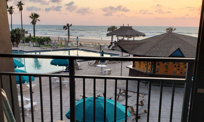 Bridgeport Heights Apartamento | OCEANFRONT PROPERTY!