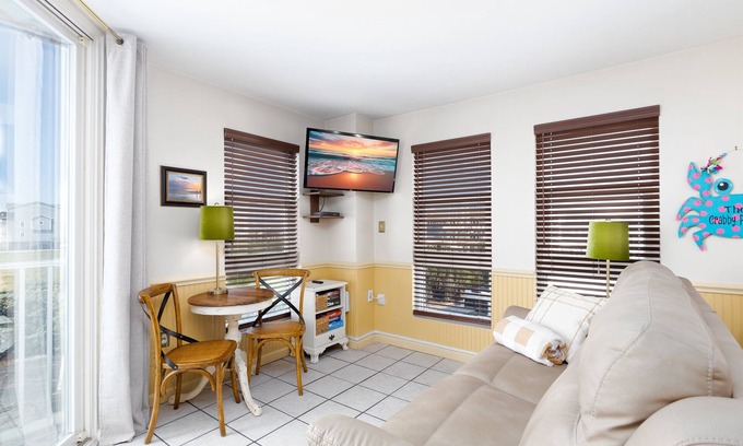 Sneads Ferry Condominio | Oceanfront Charm at "The Crabby Paddy"