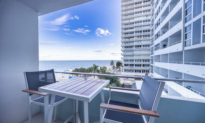 Bermuda Riviera Condominio | Oceanfront View Balcony