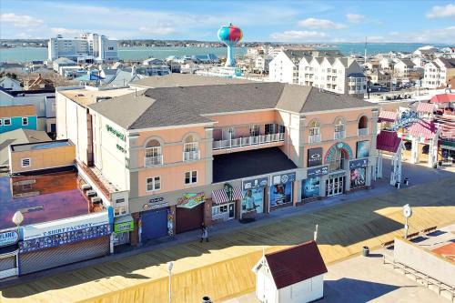 Ocean City Apartamento | Oceanfront Villa 3 (105) Boardwalk Oceanfront