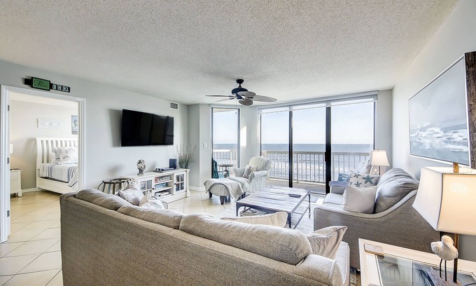 Folly Beach Villa | Villa frente al mar con increíbles vistas, balcón y 2 piscinas comunitarias.
