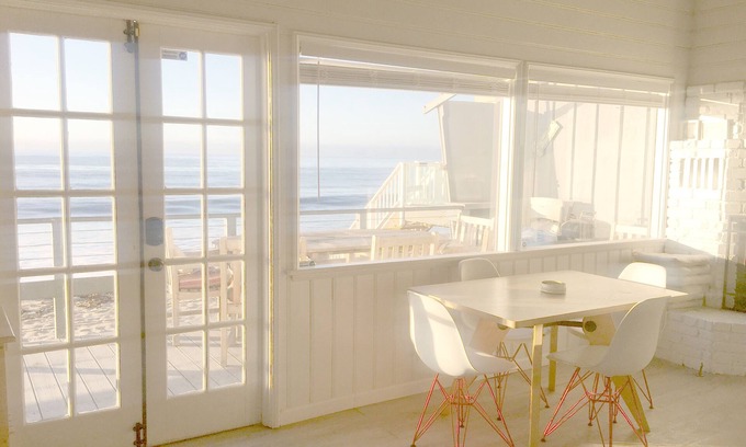 Los Angeles County Casa | Oceanfront Vintage Calif Beach Bungalow en la playa con una gran terraza frente al mar