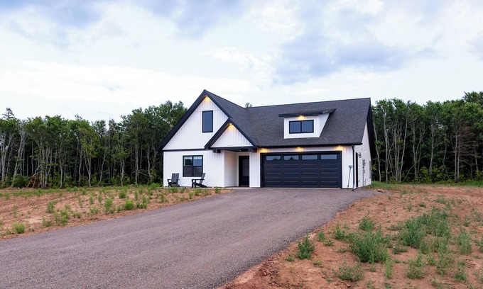 Lakeside Casa | Oceanlinks Escape near Crowbush Golf Course & Lakeside Beach