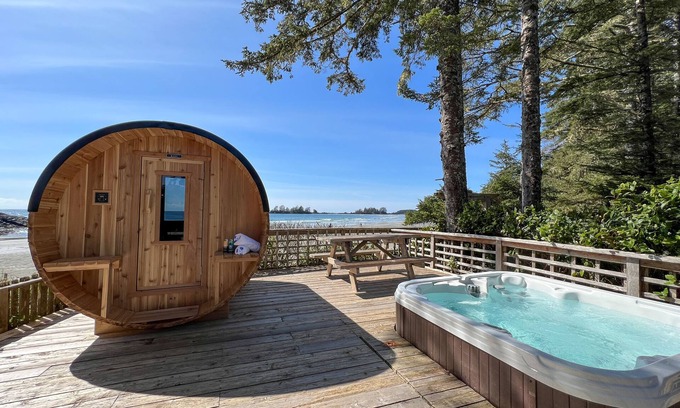 Tofino Casa | Oceans Edge-Chesterman, Barrel Sauna, Hot Tub, Pet