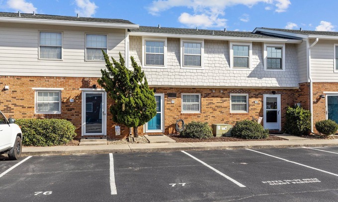 Pine Knoll Shores Casa | OCEANSIDE COMPLEX WITH POOLS & EASY BEACH ACCESS.