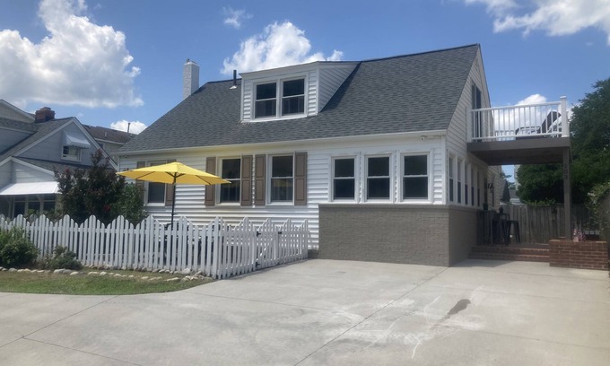 Northeast Virginia Beach Cabaña | Oceanside North End Cottage