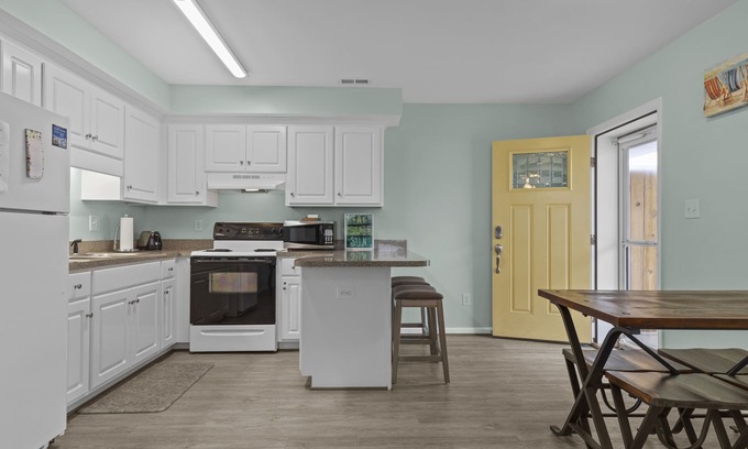 Atlantic Beach Condominio | Oceanside/Pet Friendly Condo-Boardwalk Shores B