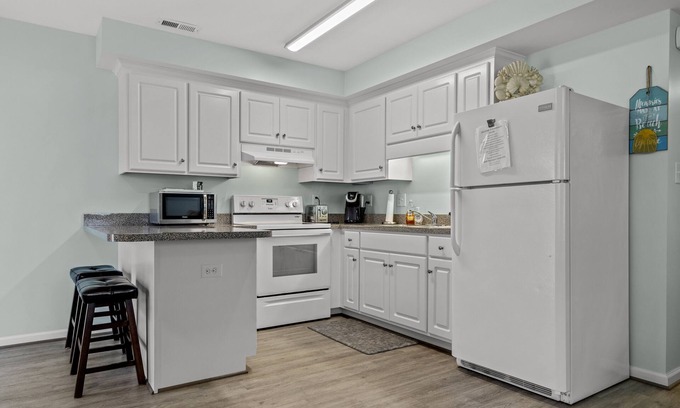 Atlantic Beach Condominio | Oceanside/Pet Friendly Condo-Boardwalk Shores D