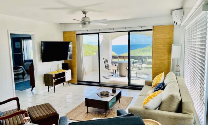 Rosendal Condominio | Oceanview - Beautifully Updated 2 Bedroom Condo