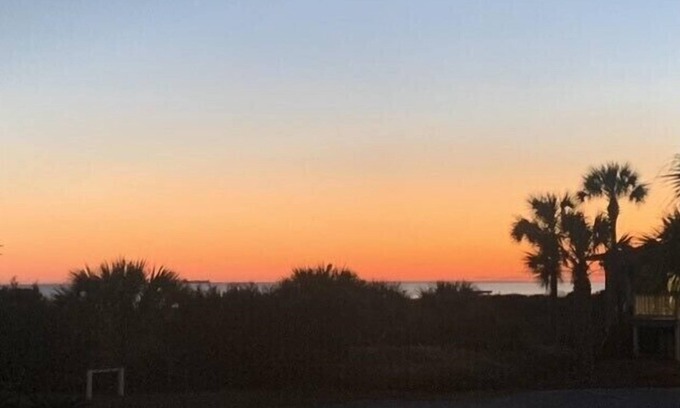 Isle of Palms Condominio | Oceanview Condo ~ New Owner/Newly Remodeled!