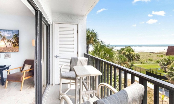 Banana River Estates Condominio | Bellamente renovada unidad junto al muelle de Cocoa Beach con vistas!