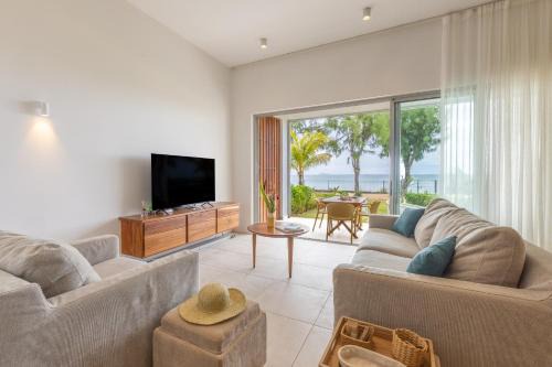 Grand Gaube Apartamento | Oceanview Escape - Beachfront Apartment