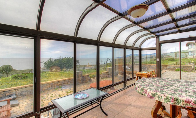 Occidental Casa | Casa con vista al mar con increíbles vistas, terraza acristalada, patio - cerca de playas / senderos!
