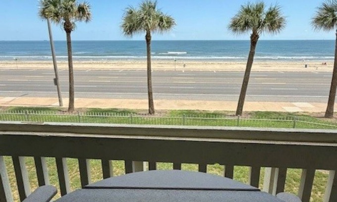 Galveston Condominio | Oceanview Oasis Balcony + Pools Steps to Beach