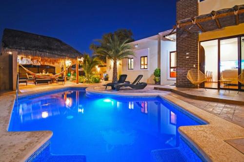 El Manglito Casa | Oceanview rooftop private pool game room & bar