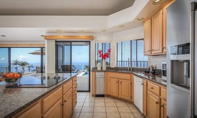 Holualoa Casa | Oceanview Suites + Cottage